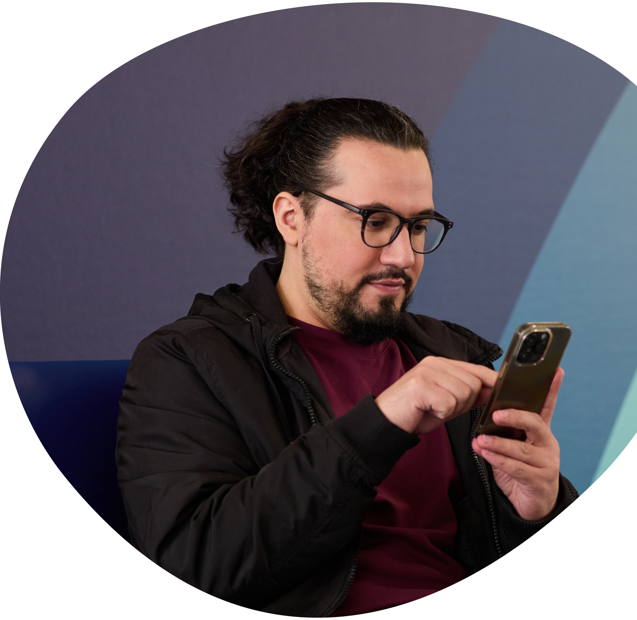 man zit op telefoon-1